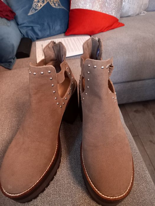 Buty na słupku Pull %Bear