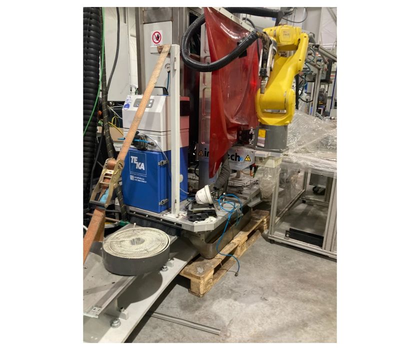 Robot Spawający Fanuc 200Id/7L Na Przejeździe