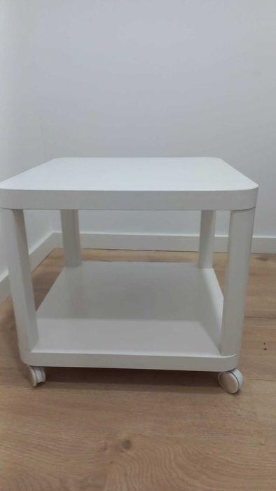 Mesa de centro com rodízios