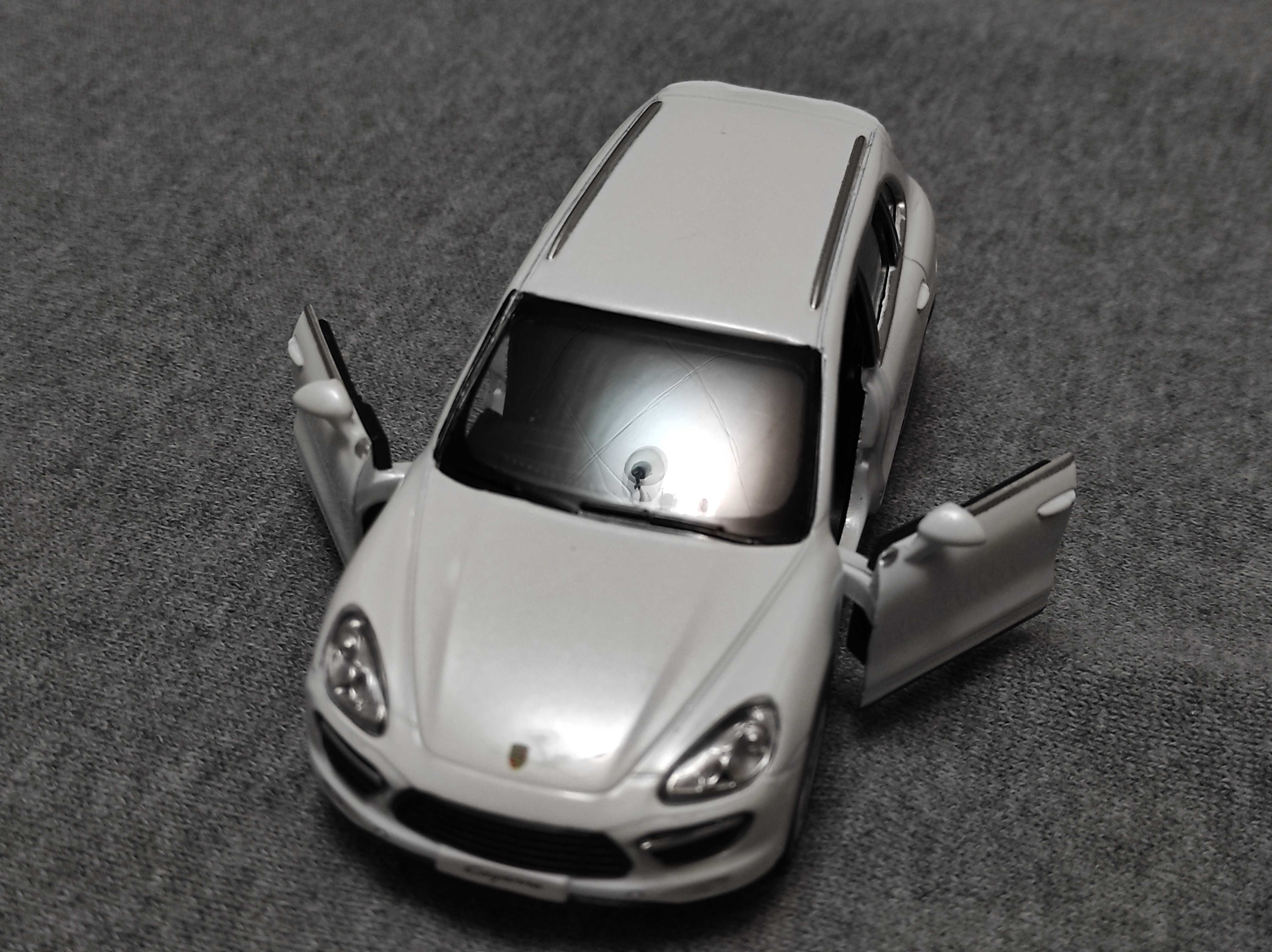 Машинка Porsche Cayenne 1/36 RMZ City Порше Кайенн Модель