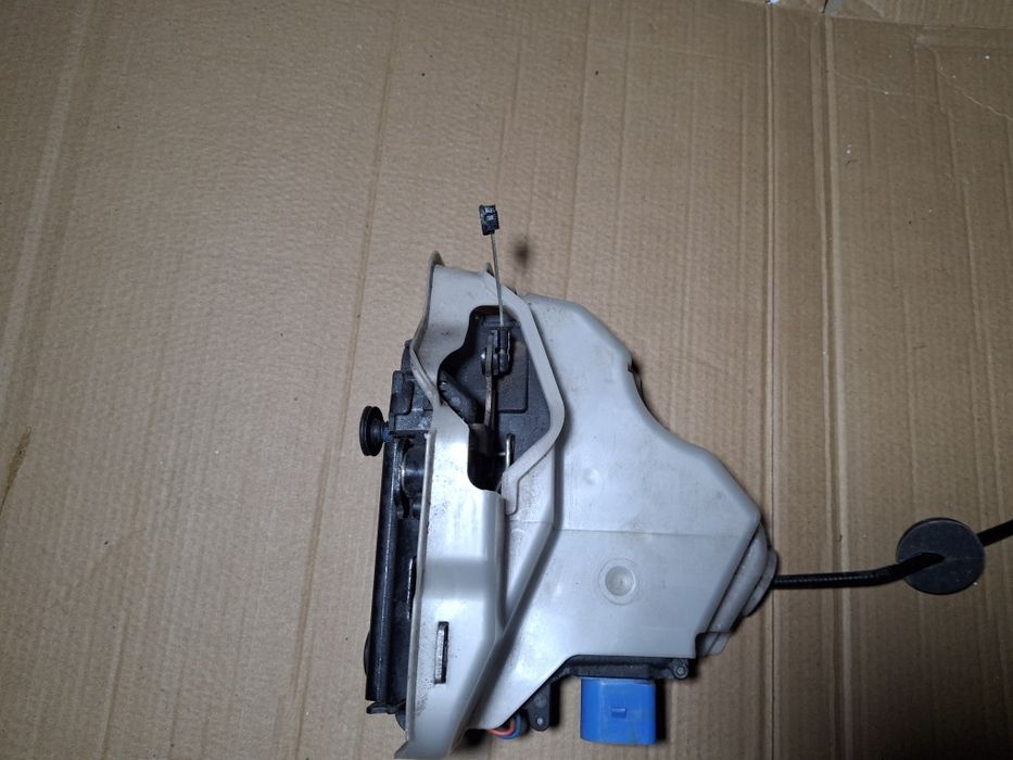 Замок двери Фольксваген Джетта 2006 год