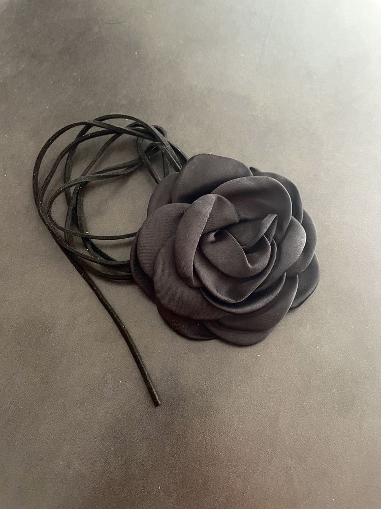 Czarny choker róża