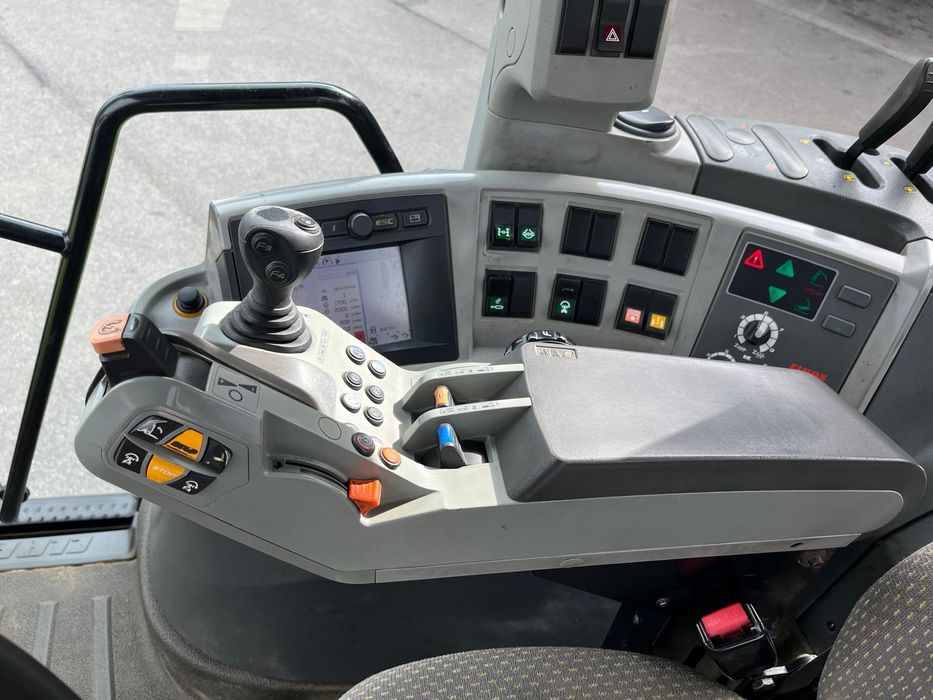 Ciągnik rolniczy Claas Axion 820