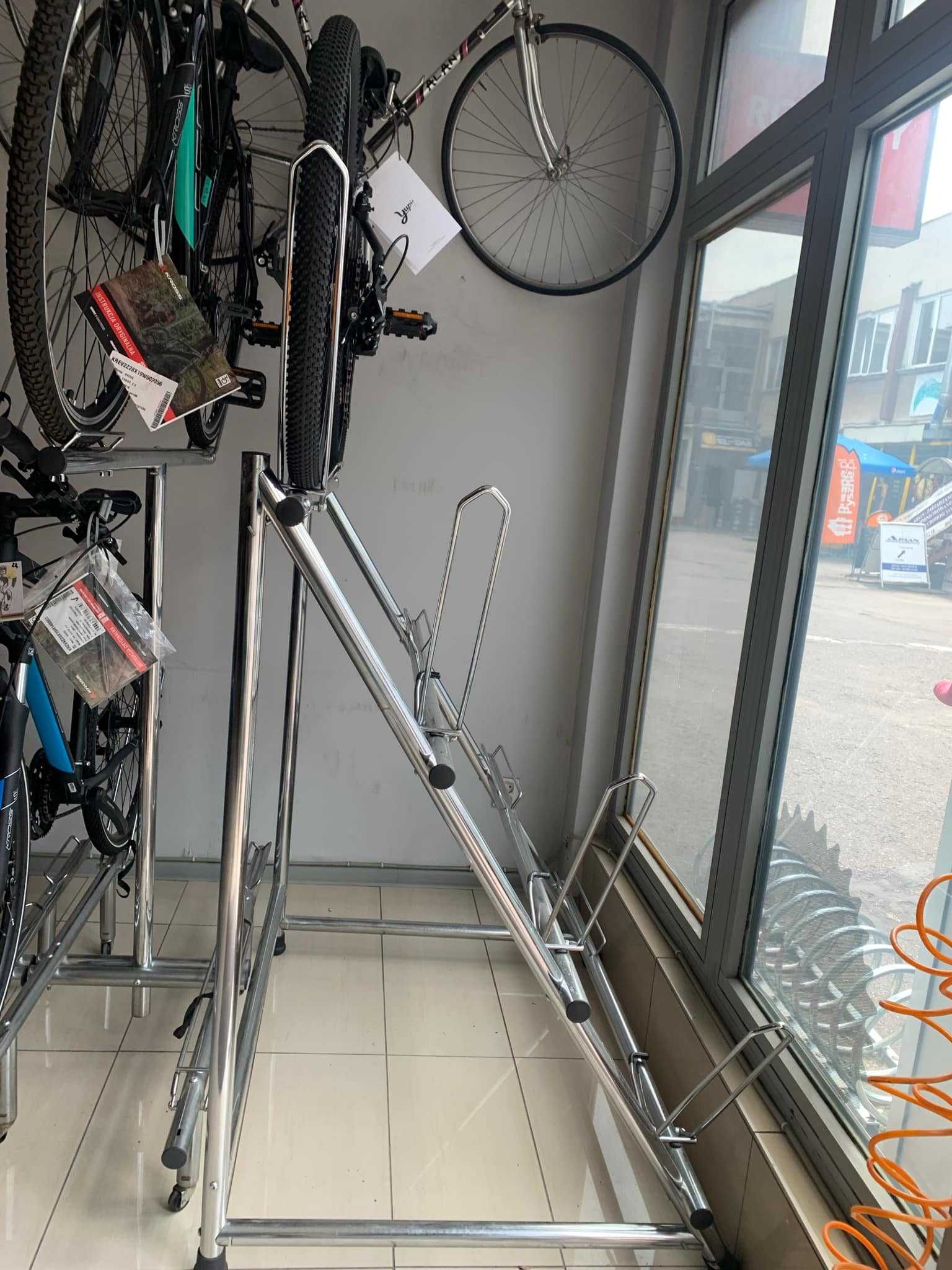 Stojak ekspozycyjny na 4 rowery - jak nowy ze sklepu rowerowego