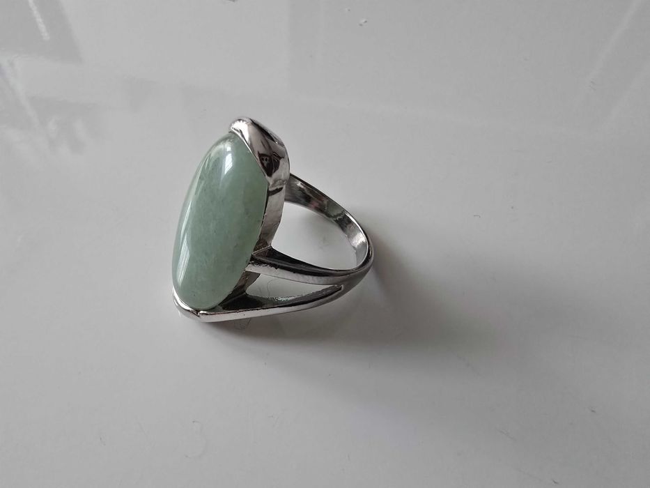 Duży pierścionek z zielonym kamieniem