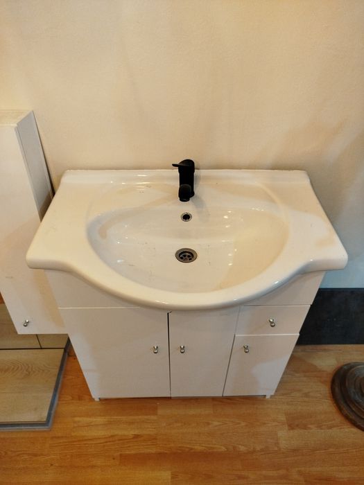 Szafka z umywalką i lustrem