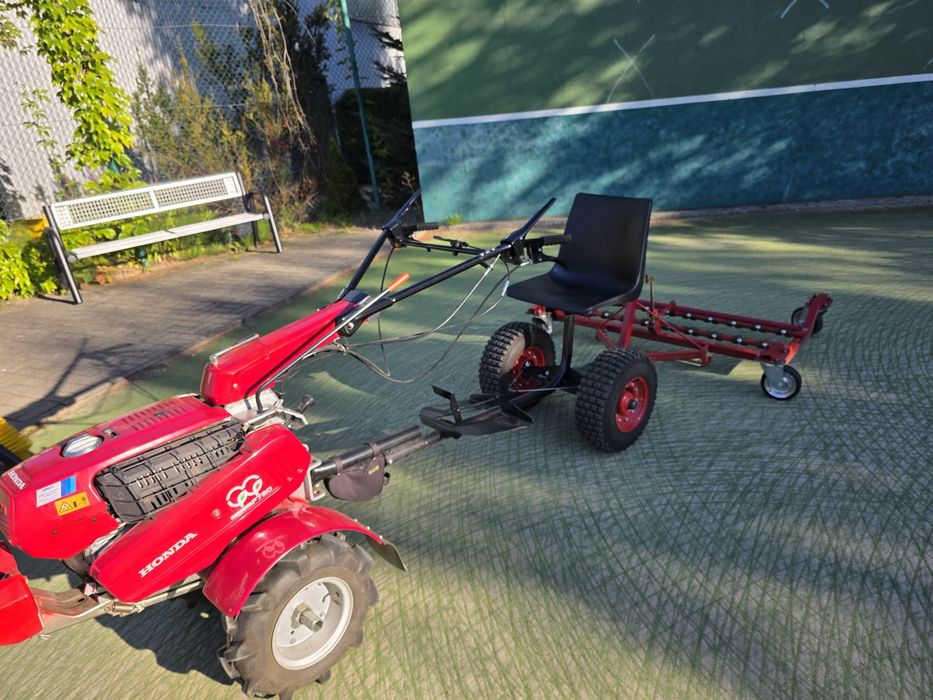 Traktor Honda do konserwacji boisk