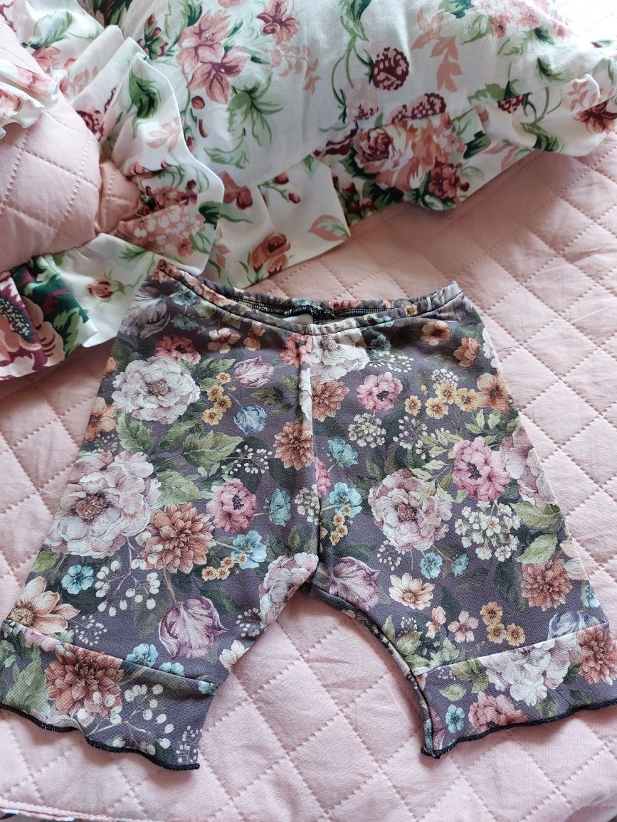 Krotkie spodenki 74/80 i 80/86 falbanki piwonie peonies bloomersy