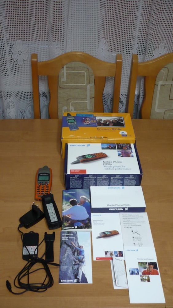 Kolekcjonerski telefon komórkowy Ericsson R310S wraz z akcesoriami