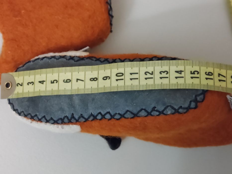 Kapcie, niechodki dziecięce na skórzanej podeszwie.