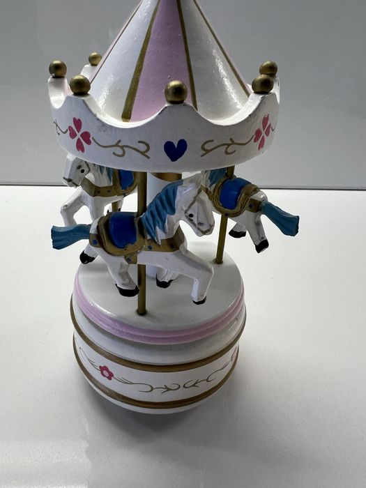 Новогодняя музыкальная карусель Melodious с лошадками