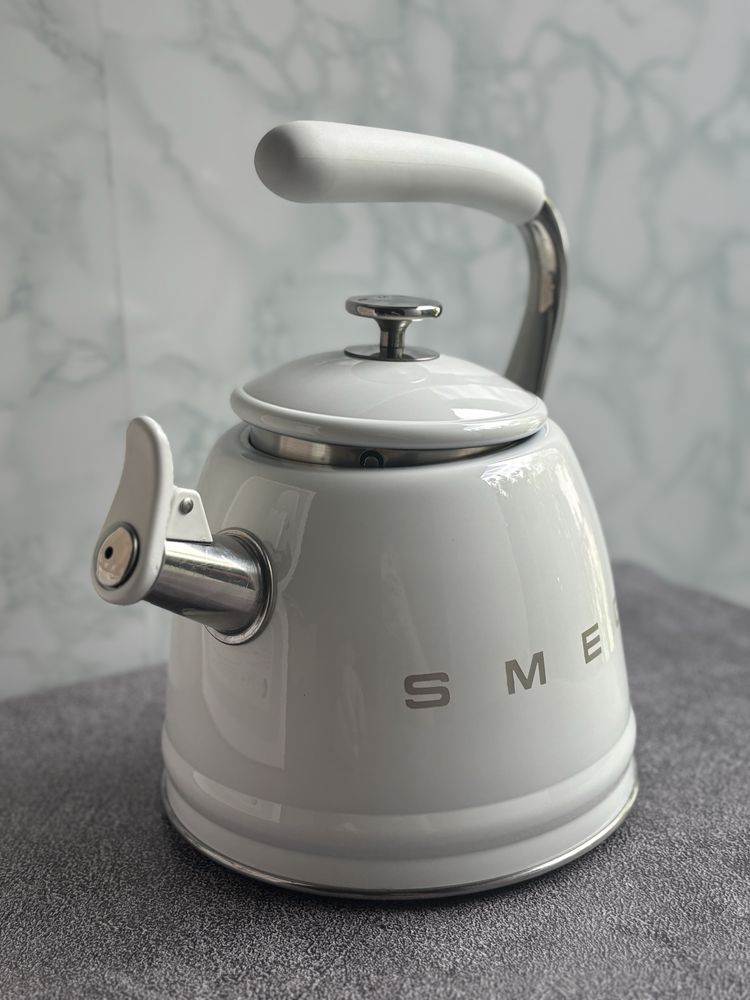Чайник Smeg со свистком