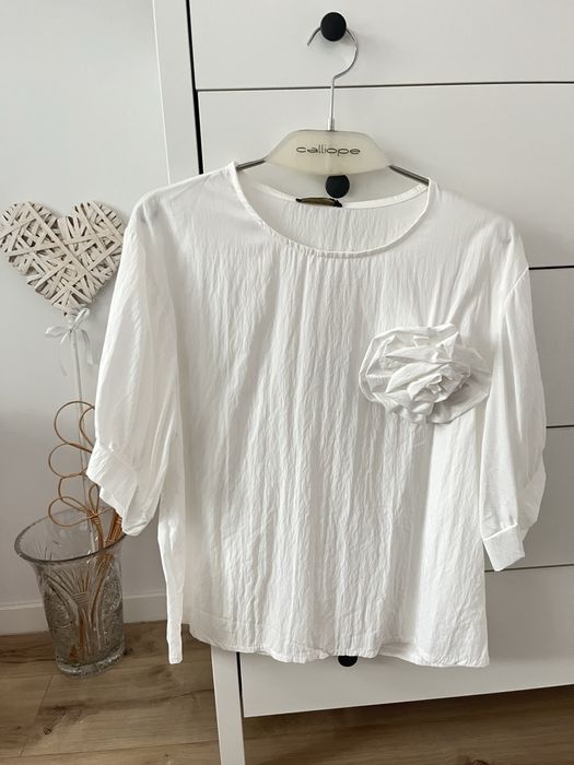 Biała bluzka z wiakozy z przypinaną różą r.XL/XXL