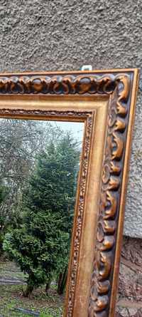 Stylowe lustro w drewnianej ramie