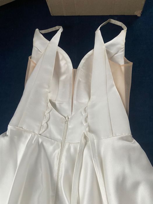 Весільна сукня продам. В гарному стані