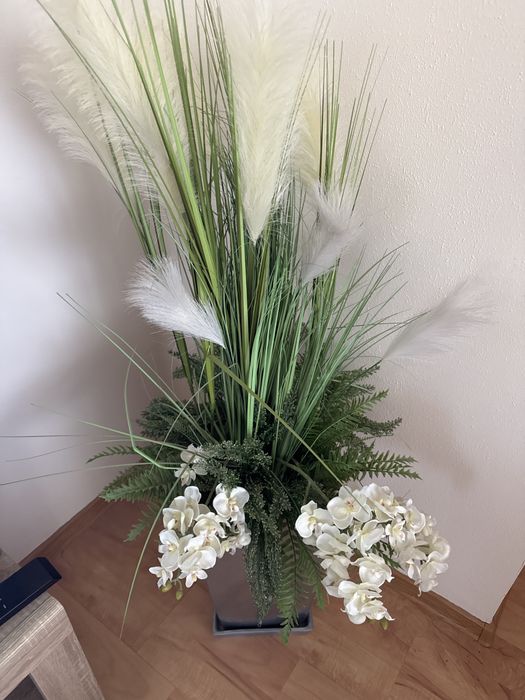 Kompozycja kwiatowa z doniczką