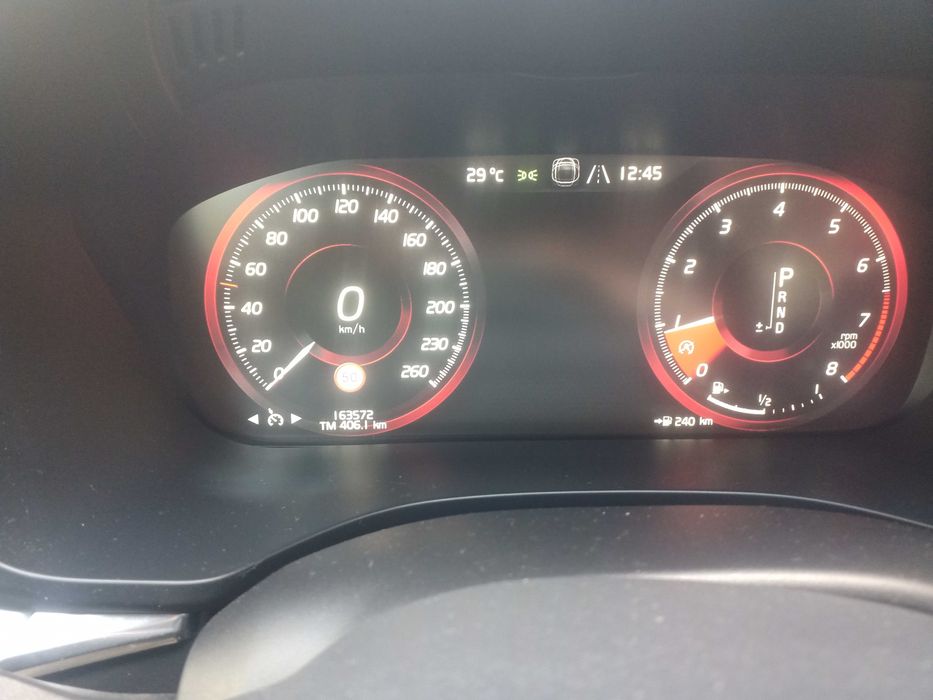 Продаю власний автомобіль VOLVO XC60 Momentum 2018 року