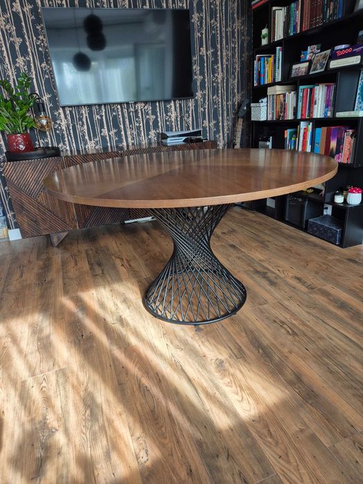 Stół okrągły z metalowa noga