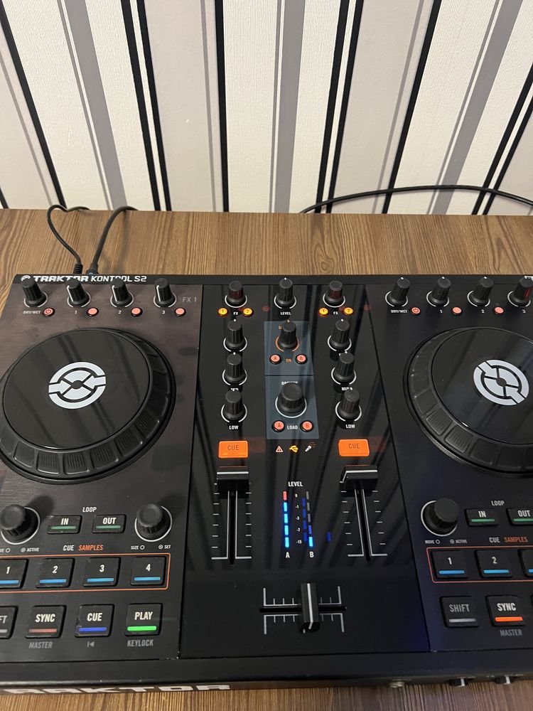 Native Instruments Traktor Kontrol S2. Dj контроллер