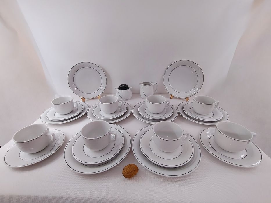 Serwis kawowy dla ośmiu osób.