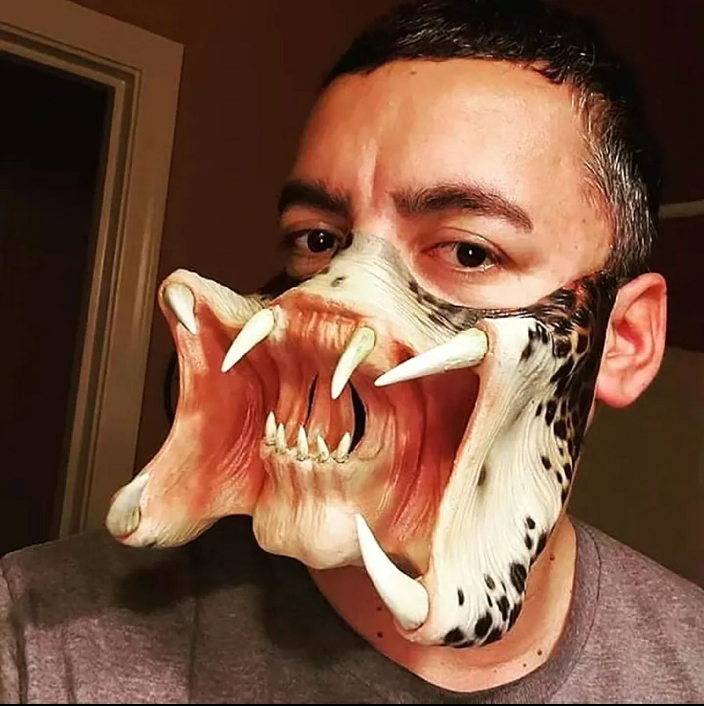 Máscara Predador Látex