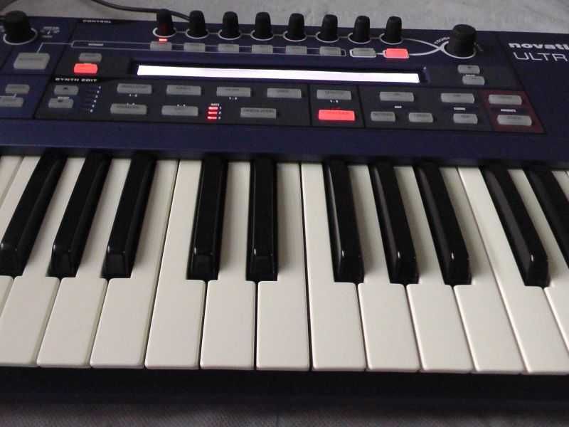 Novation Ultranova mikrofon kabel karton firmowy