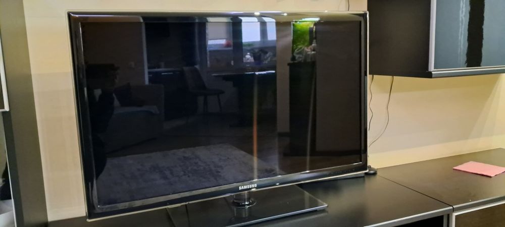 Продам телевізор SAMSUNG UE40D5520RW