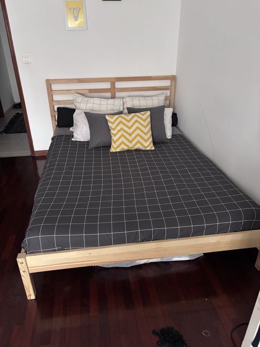 Cama de casal e comodas