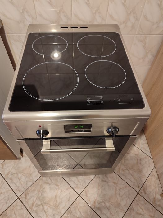 Kuchenka indukcyjna wolnostojąca.