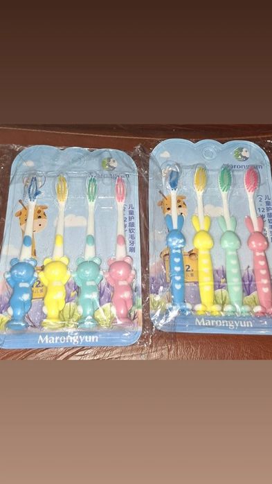 Escovas de dentes .. 4 escovas 5€