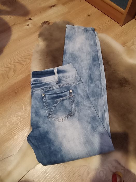 damskie jeansy z efektem sprania (acid wash)