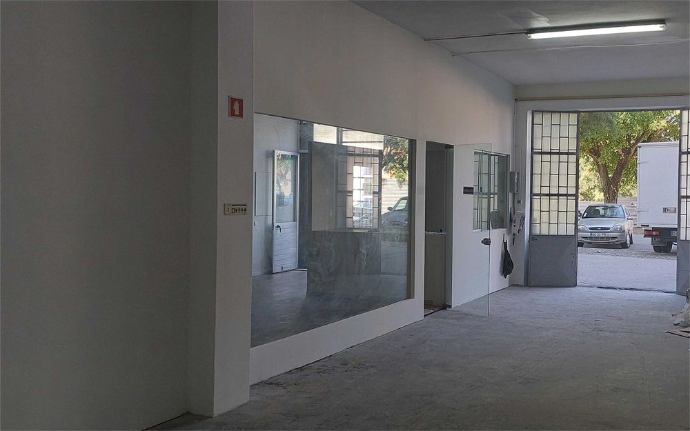 Armazém / loja com escritório, 200m2 e pé direito alto.