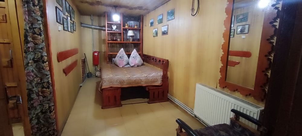 Будинок на березі річки