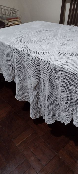Serviço de loiça, antigo e muito bem estimado e toalha de mesa em croc
