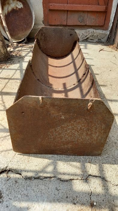 Жолобок ( кормушка) для відгодівлі тварин