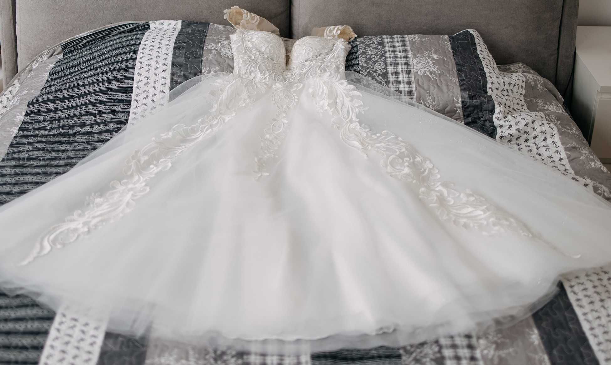 suknia ślubna śmietankowa typu księżniczka 150 cm+ 7 cm obcas