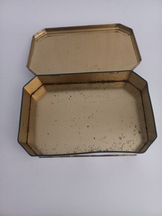 Caixa multifuncional  em metal muito  colorida.