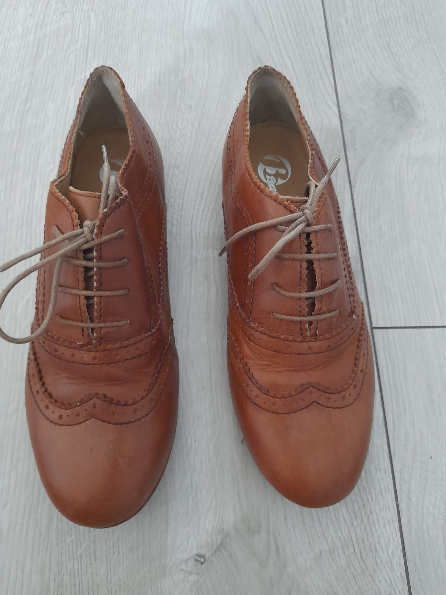 Buty skórzane sznurowane firmy BATA, kolor camel rozmiar 39