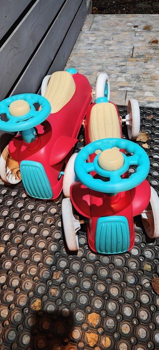 Dwa samochodziki dla dzieci