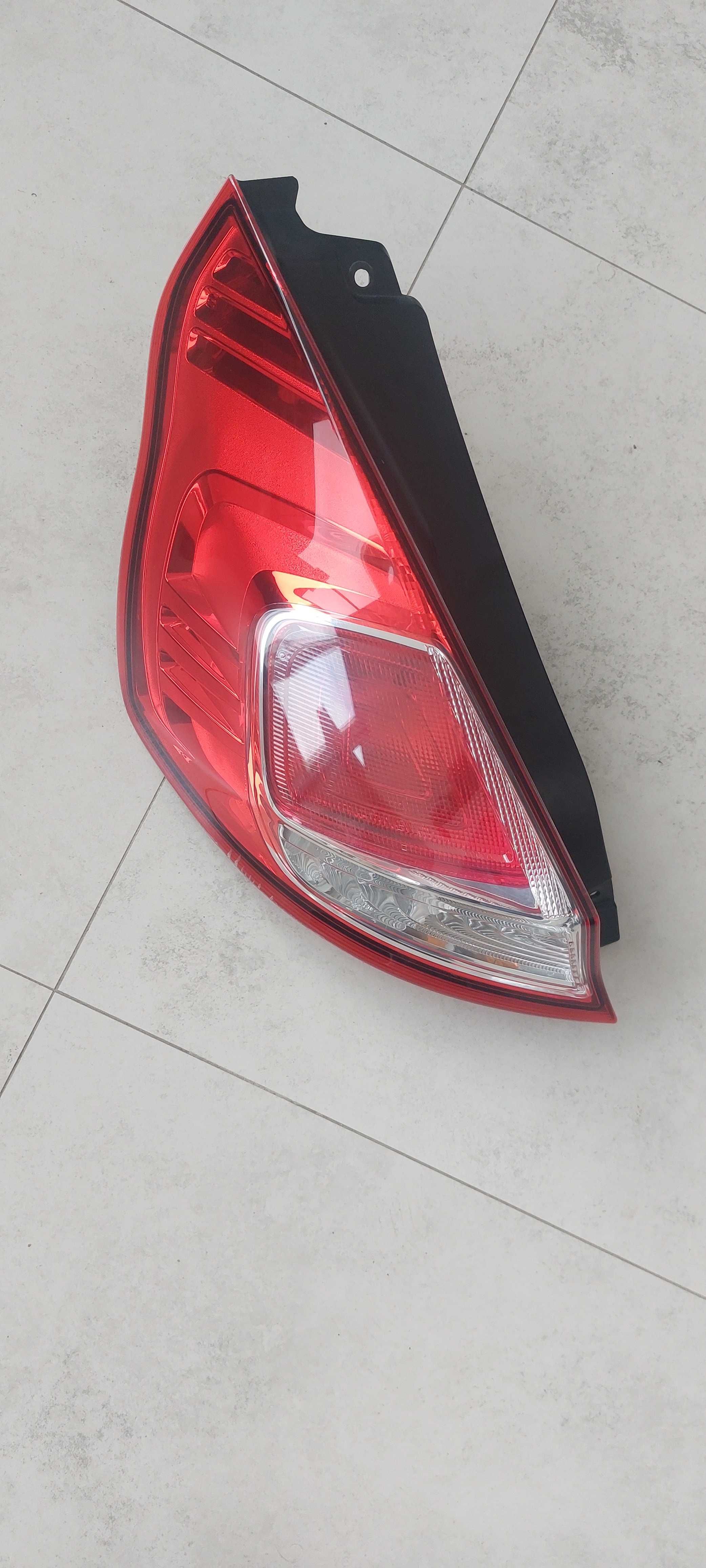 Lampa tylna lewa Ford Fiesta MK7 LIfting