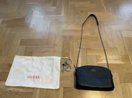 Czarna torebka kopertowka crossbody guess na lancuszku lancuszek