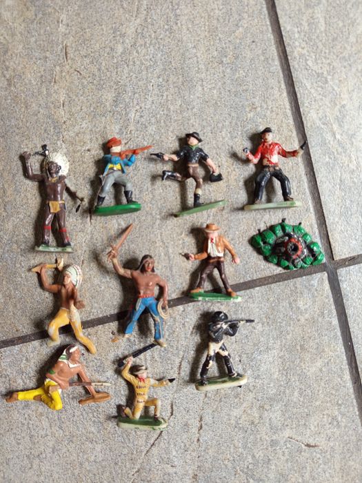 Продам солдатики ковбойцы.