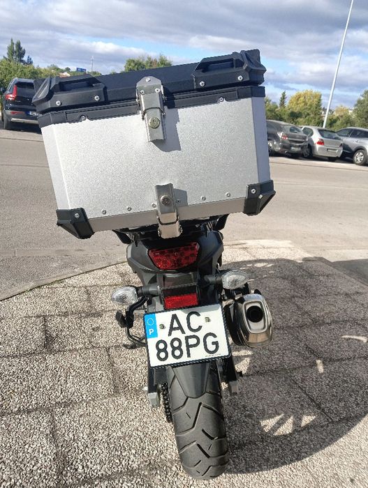 Suzuki V-Strom 650 de 2020, com 5600km.