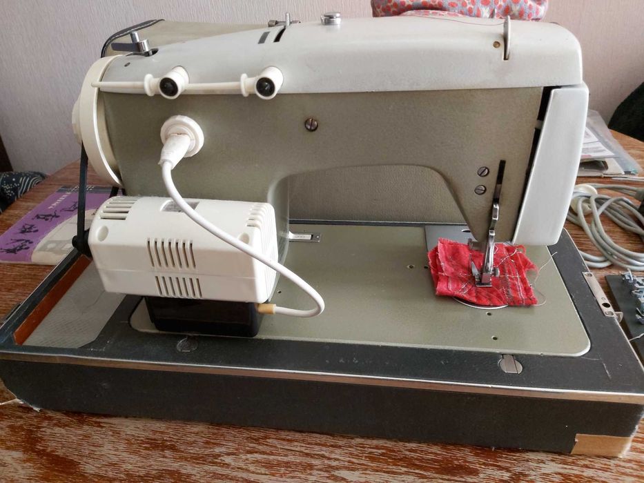 Швейна машинка Veritas, електродвигун, ножна педаль. ГДР