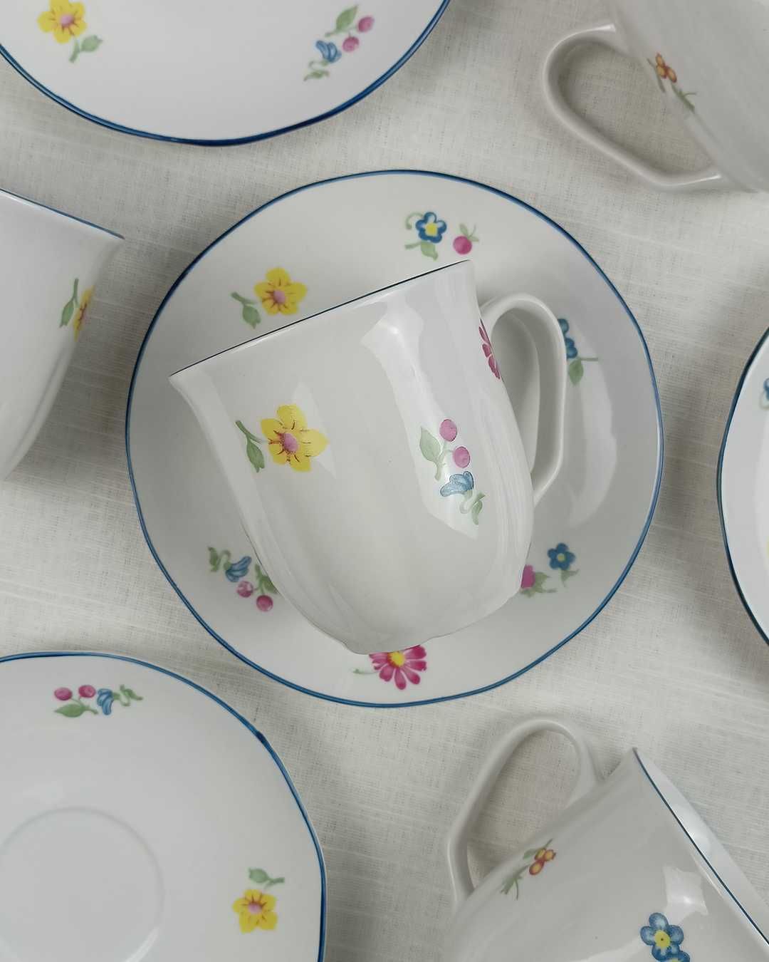 Zestaw 4 porcelanowych filiżanek z podstawką w drobne polne kwiaty