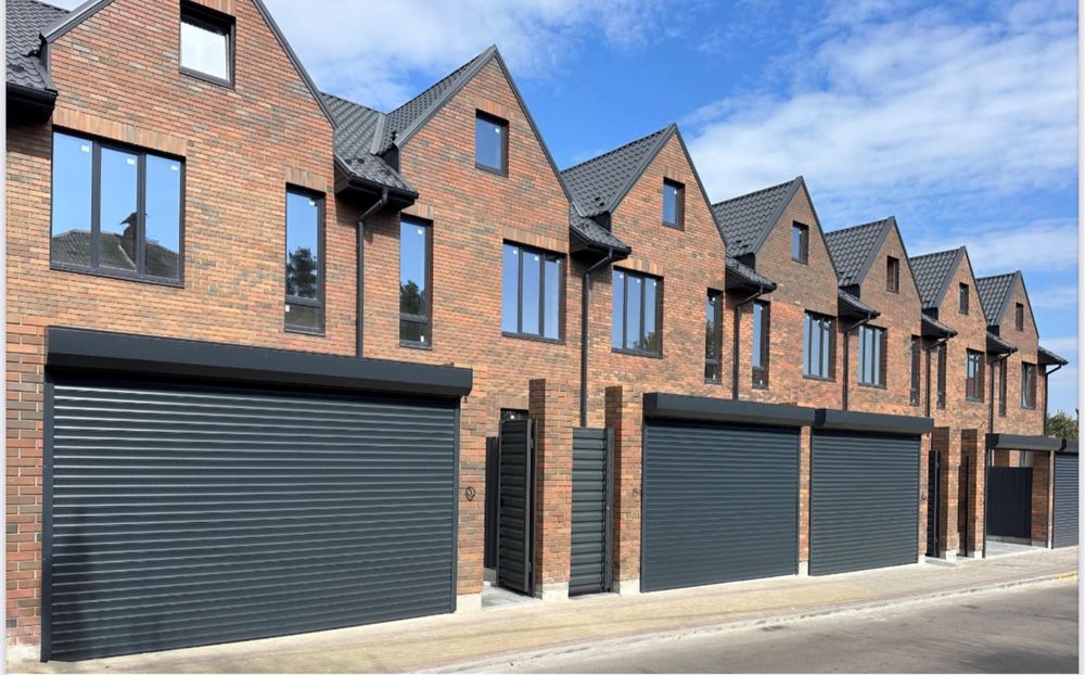 Цегляний ТАУНХАУС з переднім і заднім двором. Газ