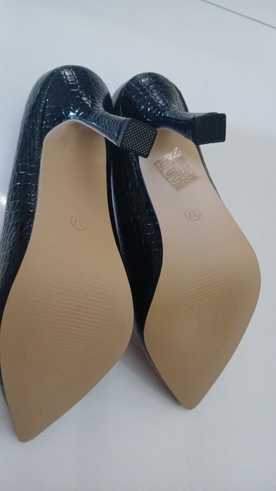 Par de sapatos de salto alto NOVOS