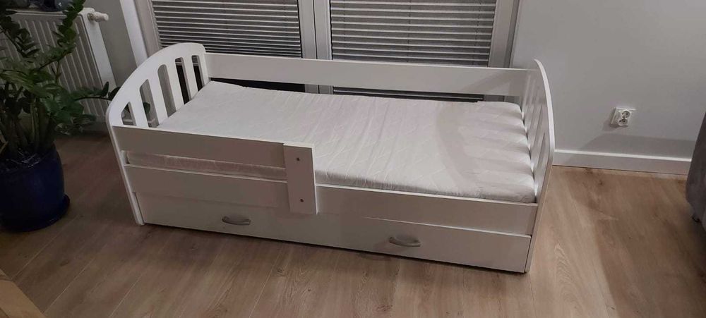 Łóżko dla dziecka z materacem