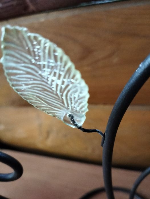 Świecznik , różowa butelka z kamieniami