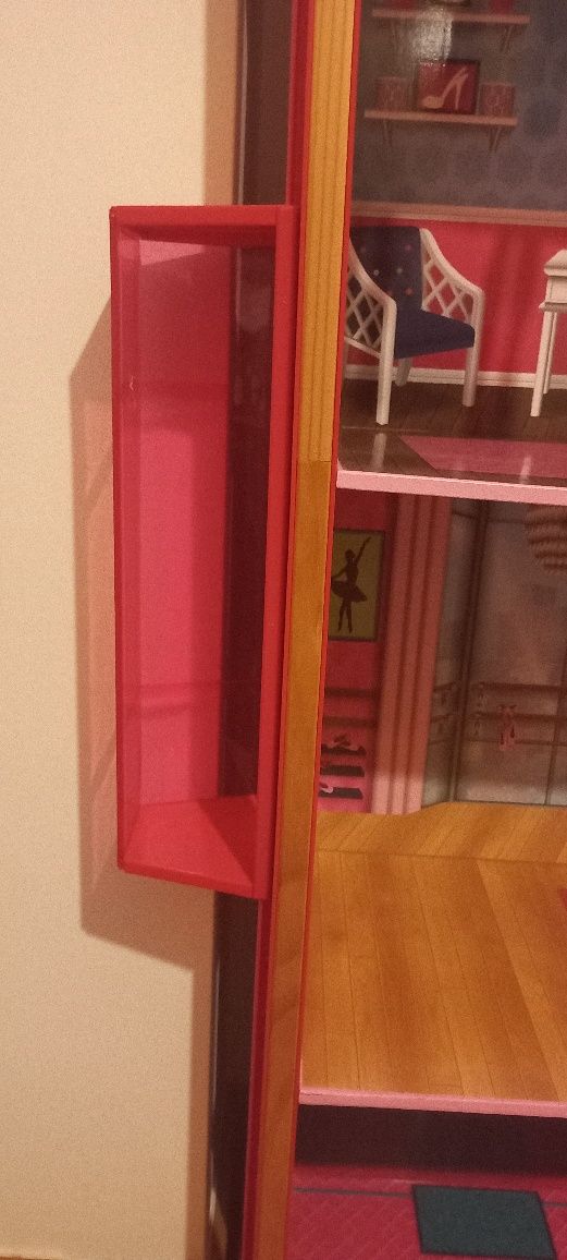 Casa das Barbies em madeira Entrego em Mem-Martins  a porta de casa..